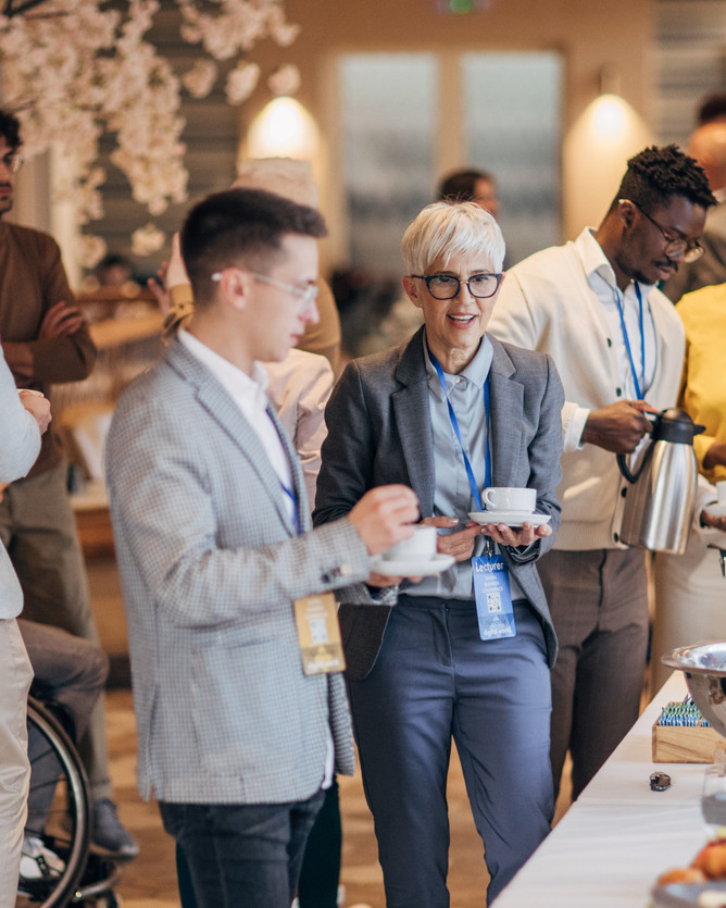 Catering und Zeit zum Austausch auf einem Launchevent eines Unternehmens aus der Pharmabranche.